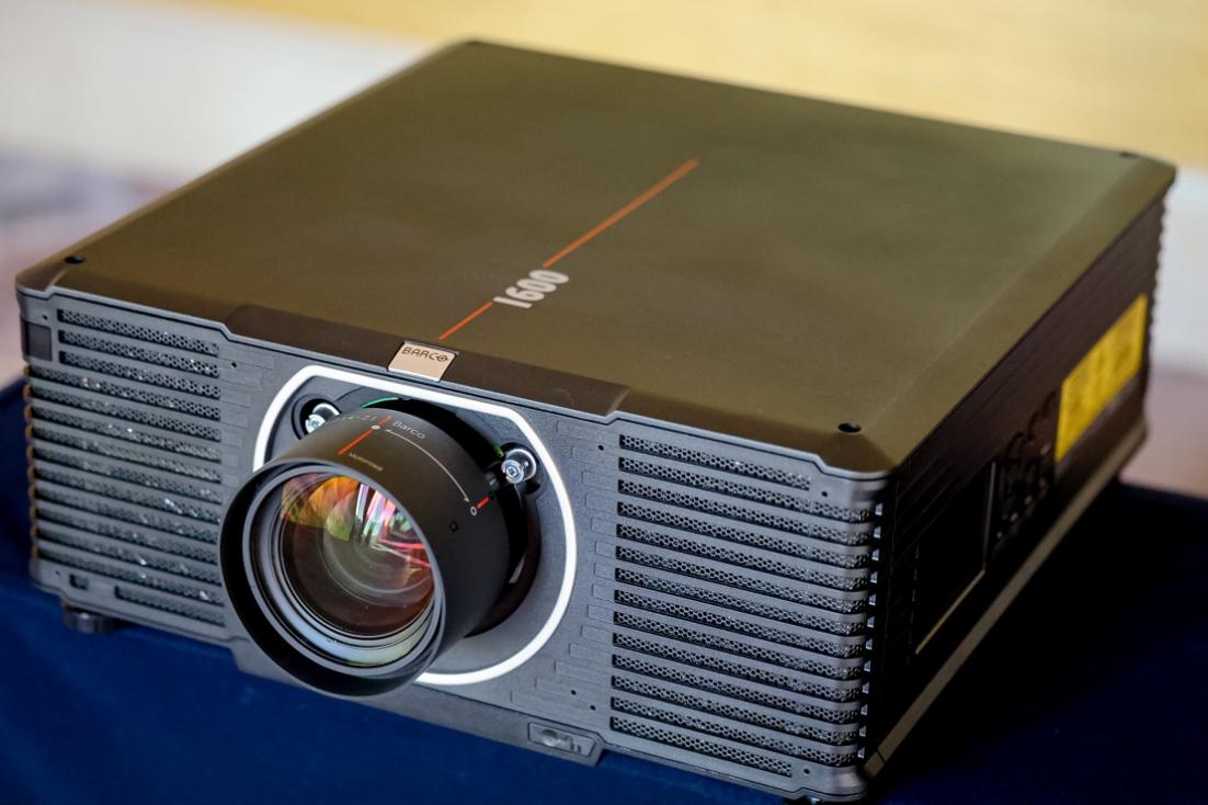 A black projector with a lens

Description automatically generated