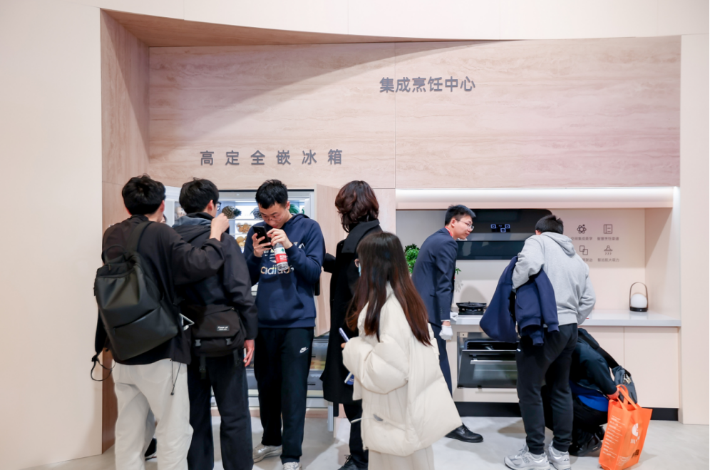 从治愈系AI新品到爆火大咖助阵,长虹AWE2025很全面-视听圈