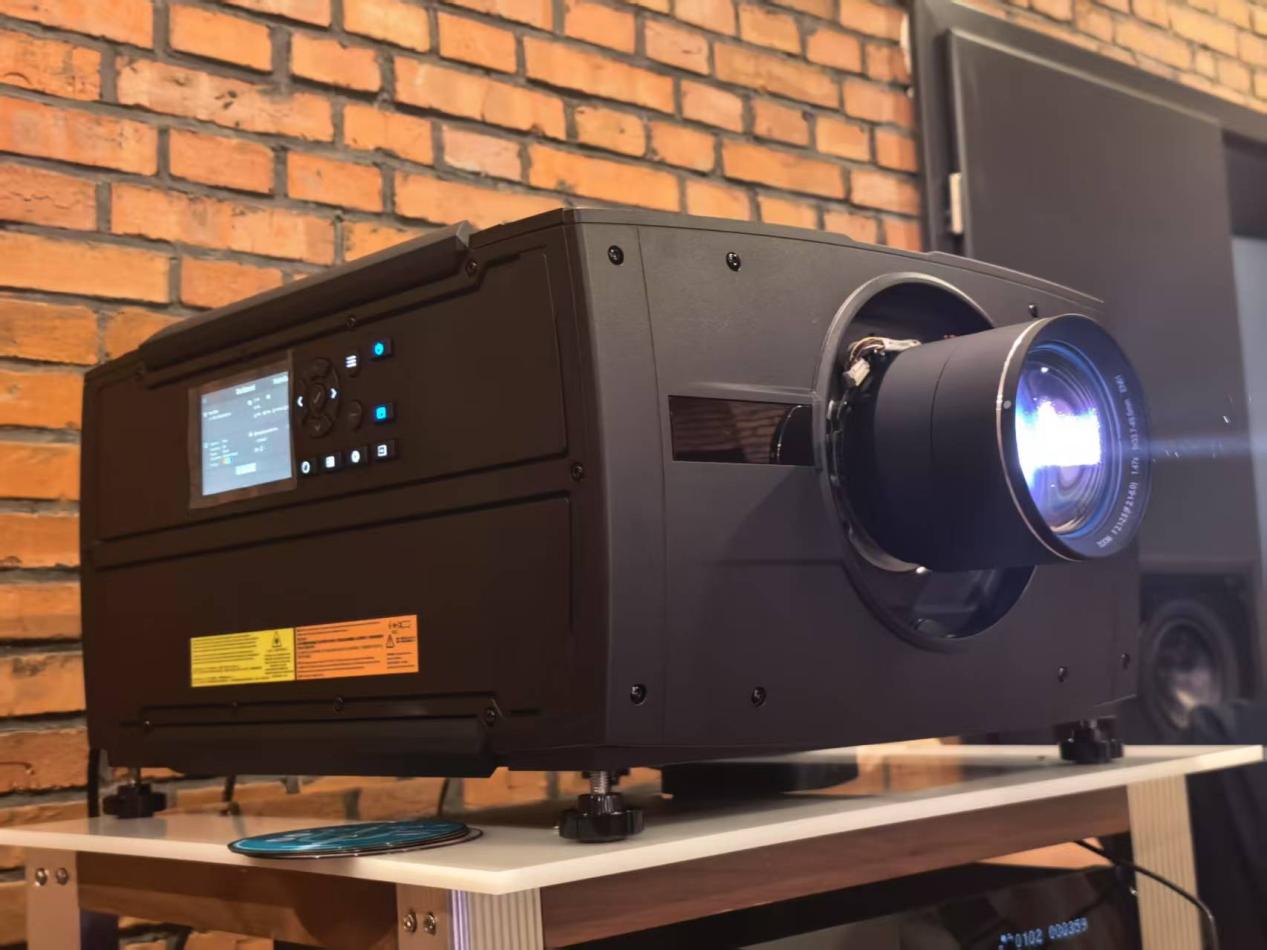 行业首款单DLP原生4K+RGB激光投影入华,起步价40万-视听圈