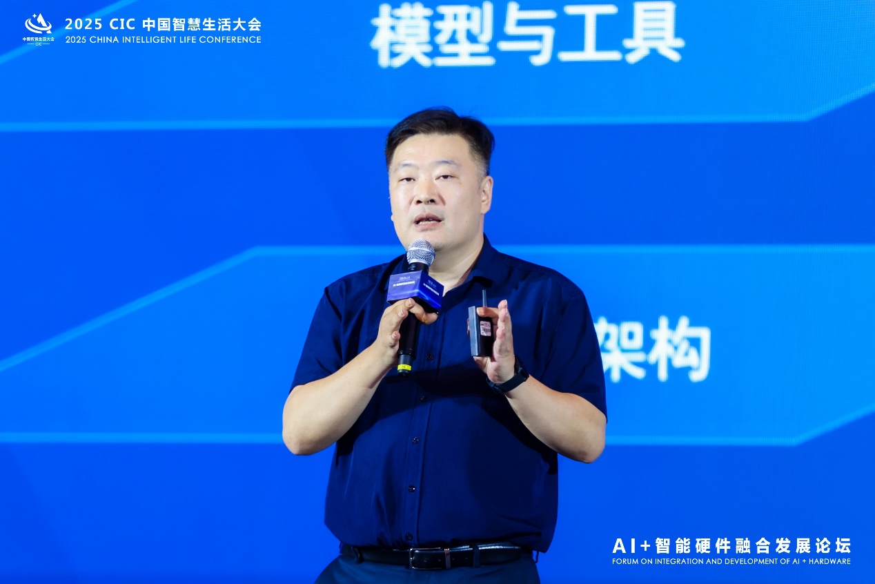 穿着蓝色运动服的人

AI 生成的内容可能不正确。