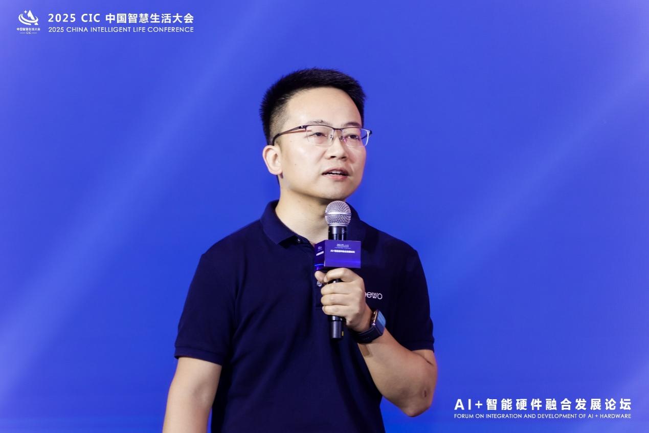 男人在舞台上唱歌

AI 生成的内容可能不正确。
