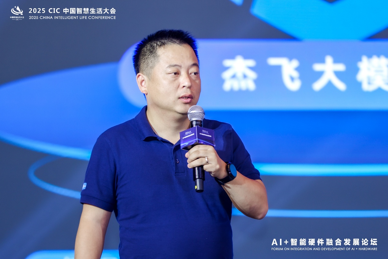 穿着蓝色运动服的男人

AI 生成的内容可能不正确。