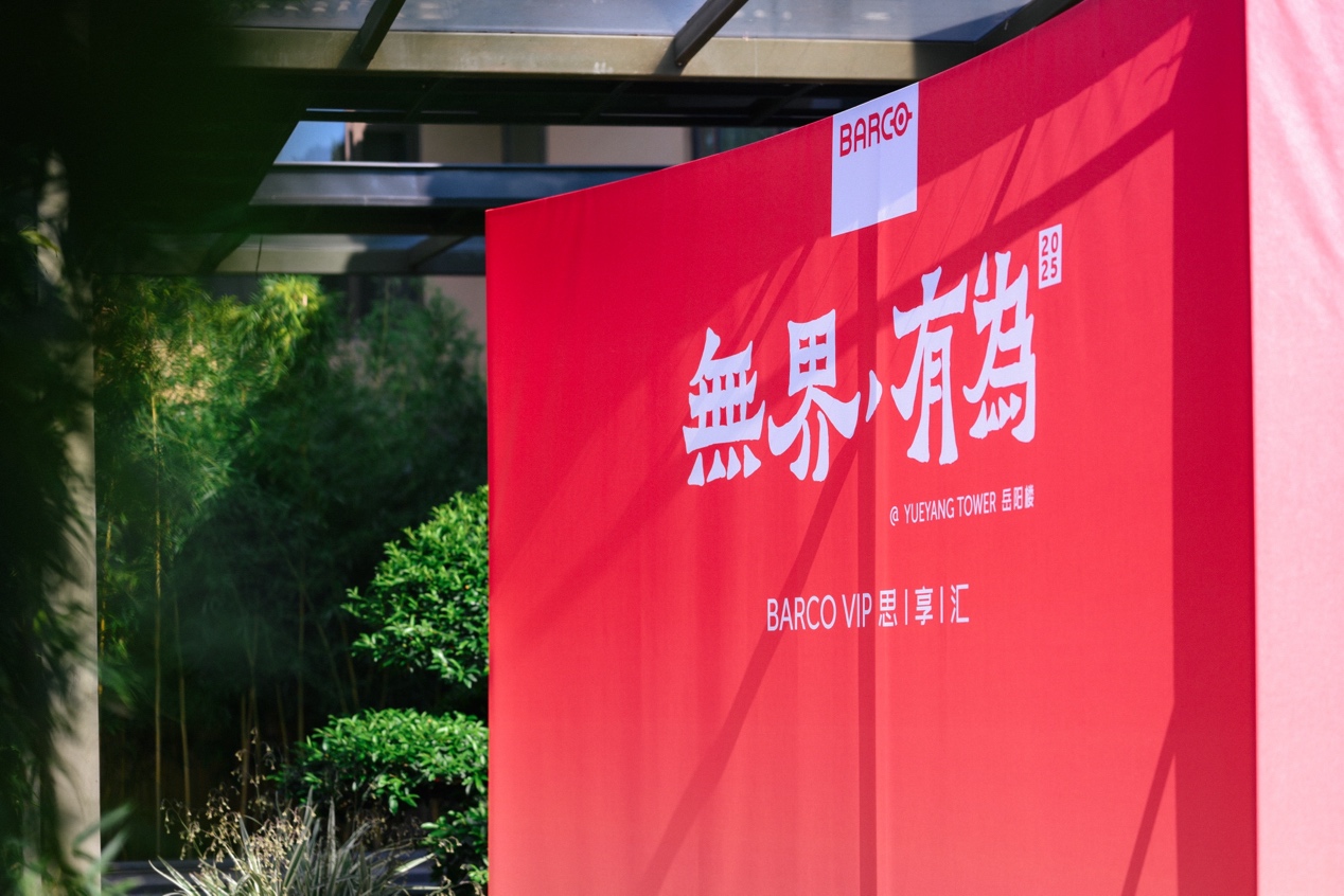 街道上有店铺的标志红色背景白色的字 中度可信度描述已自动生成