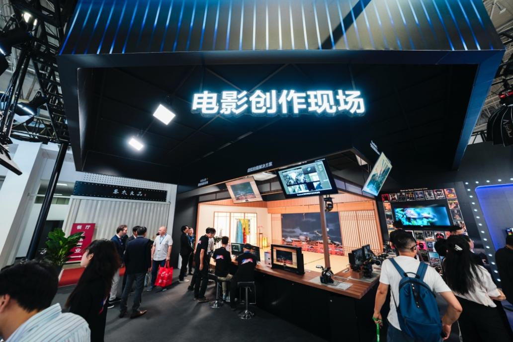 人们在看台上的人和电脑 AI 生成的内容可能不正确。