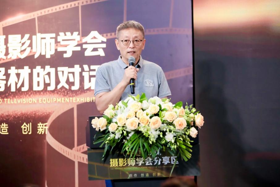男人手上拿着花 AI 生成的内容可能不正确。