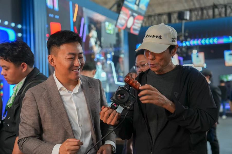 一群穿着西装的男人在街道上 AI 生成的内容可能不正确。