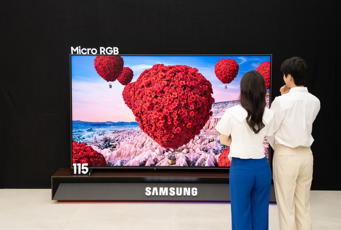 A group of people looking at a television

AI-generated content may be incorrect.