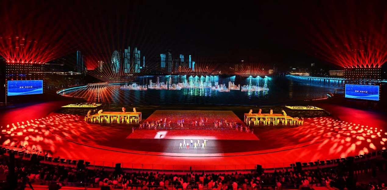 光峰科技推出QUASAR(星穹)全彩激光探照灯 攻克大型盛典灯光难题-视听圈