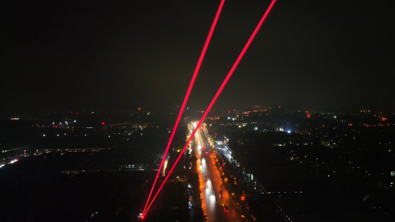 光峰科技推出QUASAR(星穹)全彩激光探照灯 攻克大型盛典灯光难题-视听圈