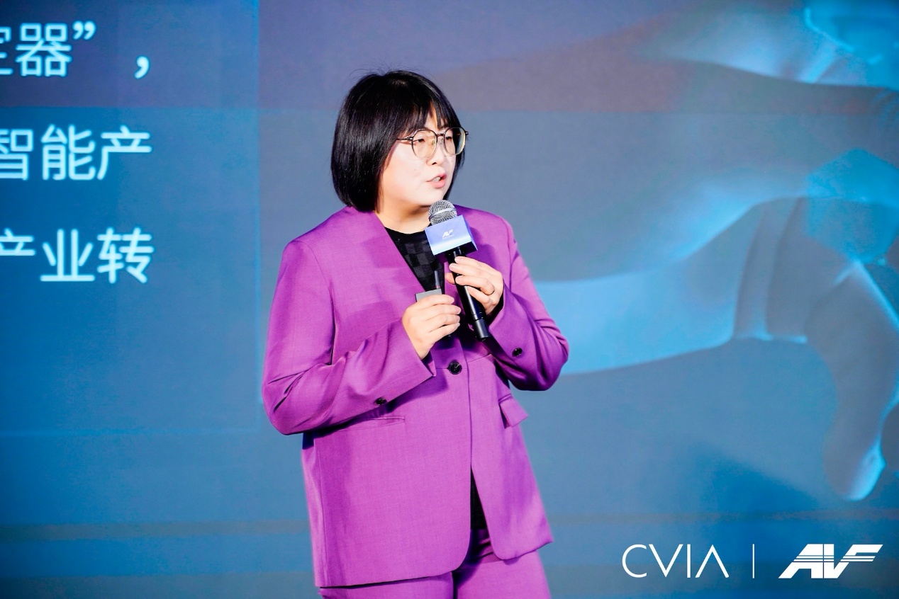 穿着蓝色衣服的人在舞台上唱歌的人

AI 生成的内容可能不正确。