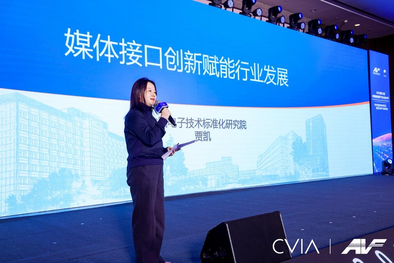 穿蓝色上衣的男人在电视前

AI 生成的内容可能不正确。