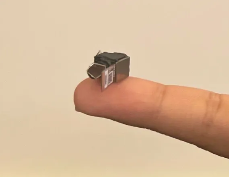 全彩化成破局关键：光峰科技蜻蜓C1领跑AI眼镜光机赛道-视听圈