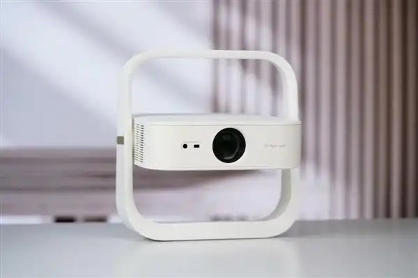 699元！五大上游巨头“攒”了一台1LCD投影，背后运营方成立仅两月